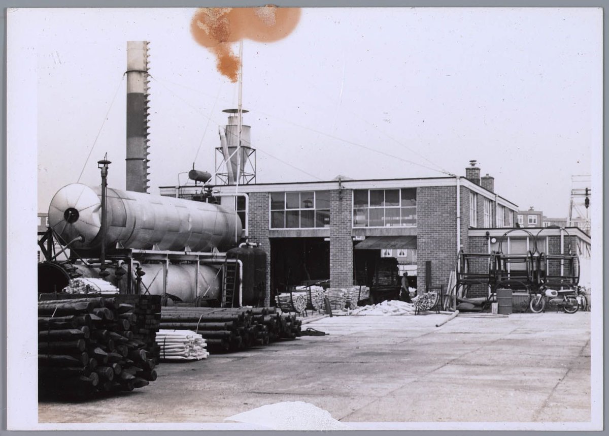 De voormalige firma Kan Palen aan de Oostzijde in bedrijf, tussen 1978 en 1985